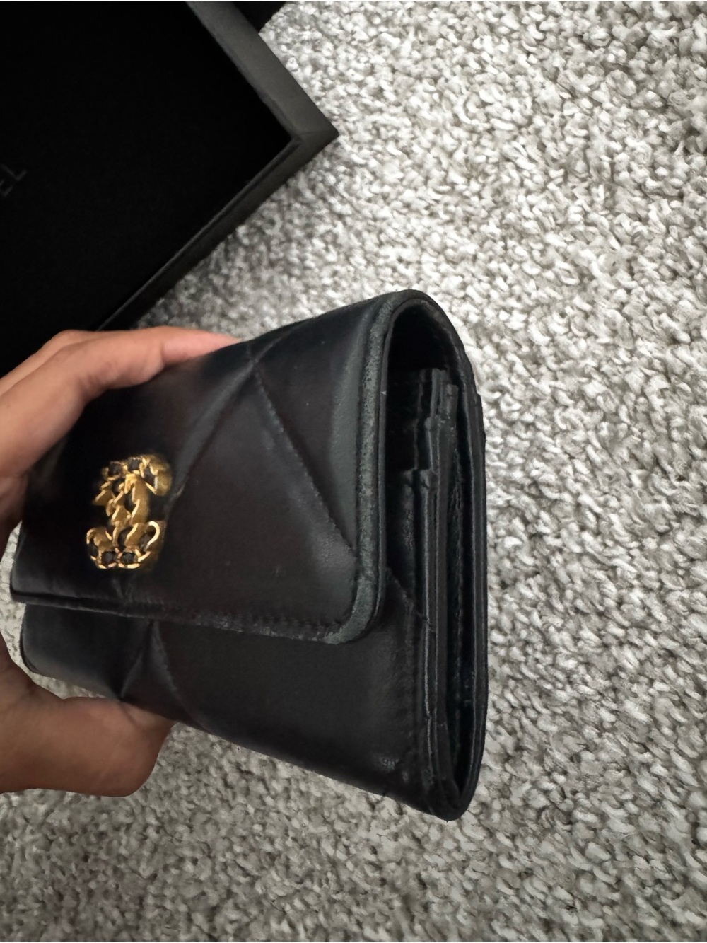 Chanel
19 Flap Wallet Quilted Lambskin 
(Great condition + Full set) - Picture 3 of 10